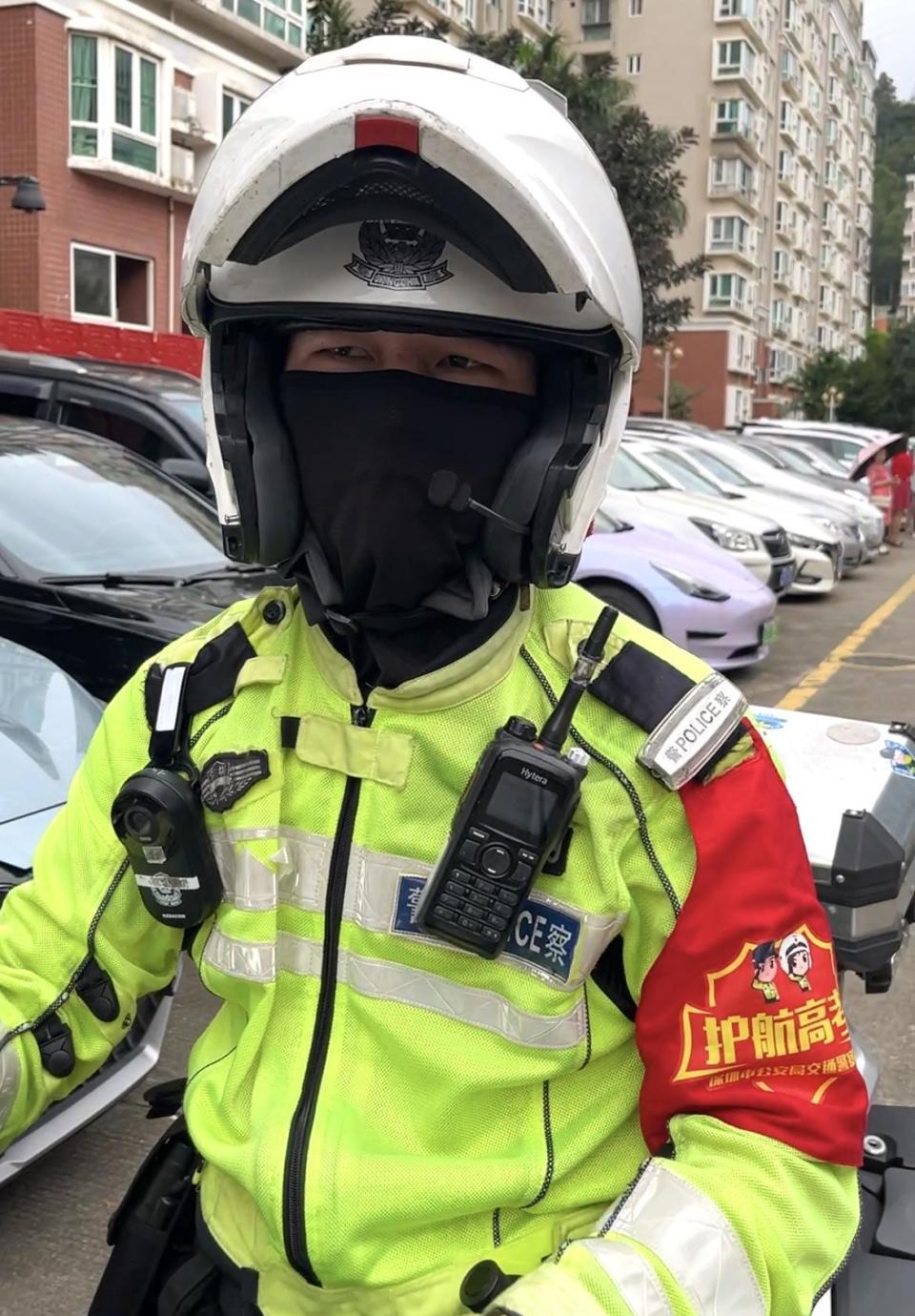 "深圳考生走错考点,交警在开考十分钟前将其送到