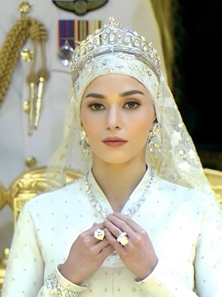 文莱王子办皇家婚礼,混血新娘被钻石包裹仍清雅,不丹王后到场祝贺