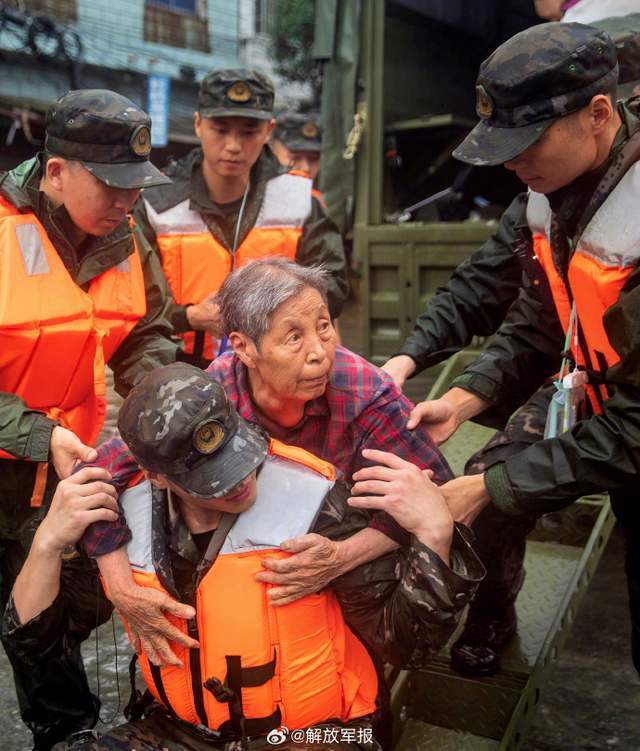 河南南阳暴雨,武警战士深水中转移被困群众