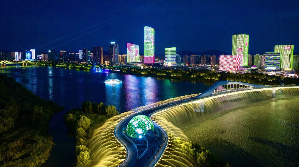 "近年来,上虞经济发展迅猛,城市建设日新月异,曹娥江一江两岸沿线更是