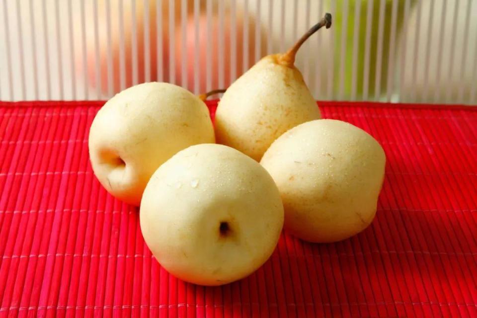冰糖炖雪梨真的能止咳润肺吗？_腾讯新闻