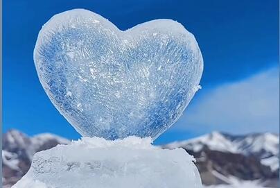 纯洁的爱小伙在赛里木湖边做出爱心冰雕美美哒