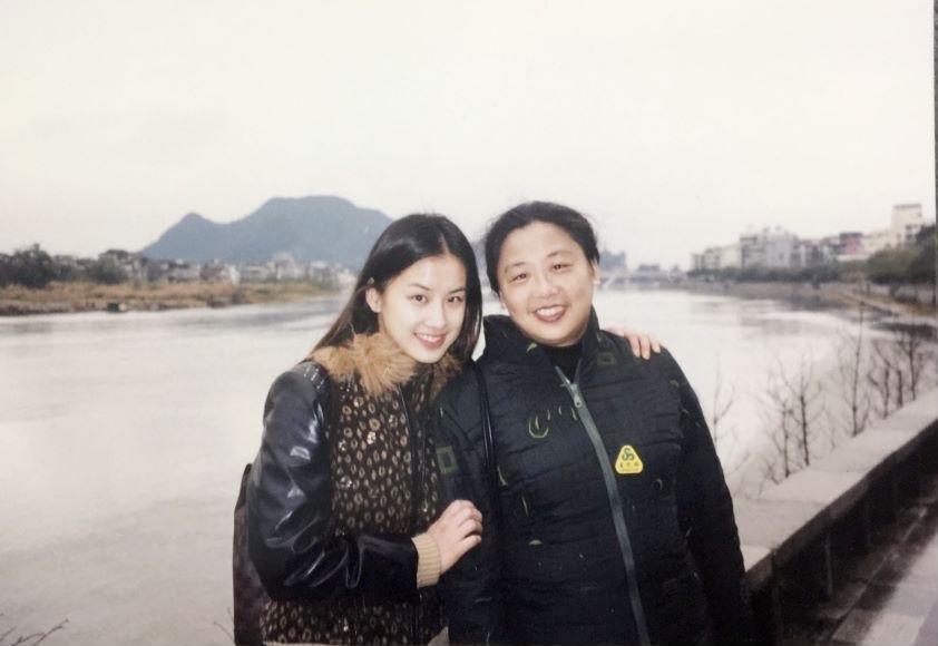 即将登台演话剧黄圣依和母亲做客丁乃竺的会客厅