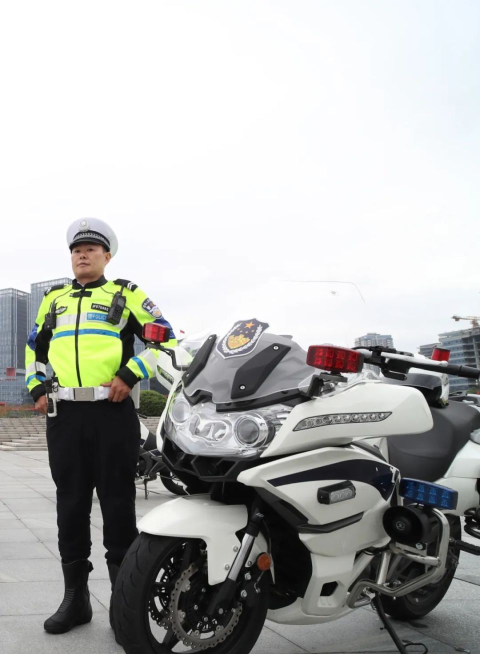 小天今天一番寻找,终于找到了视频中这位帅气敬礼后立即转身而去的