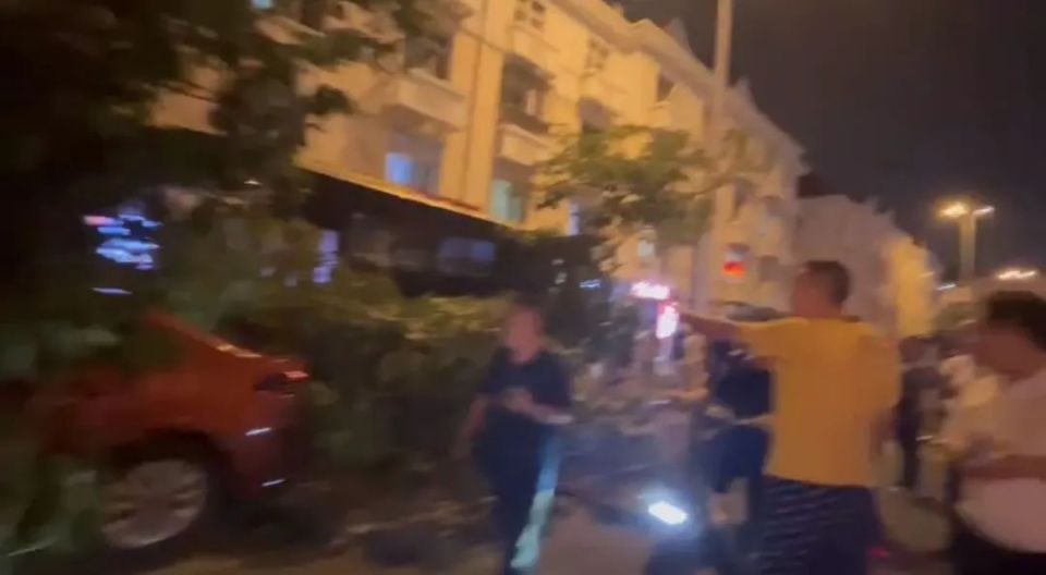 当天晚上约8点,她听到外面有人叫喊,出去看到杭州道北边发生交通事故