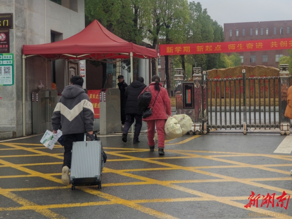 祁东:孩子们精神饱满入校园