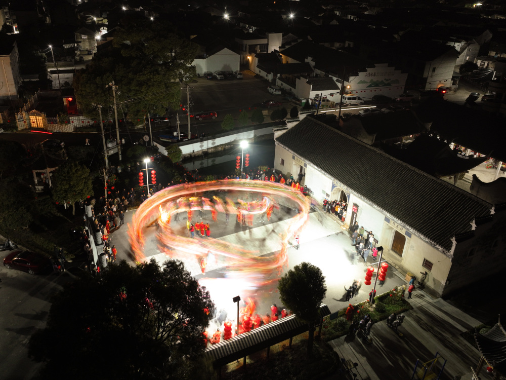 浙江诸暨:舞龙灯 迎大年