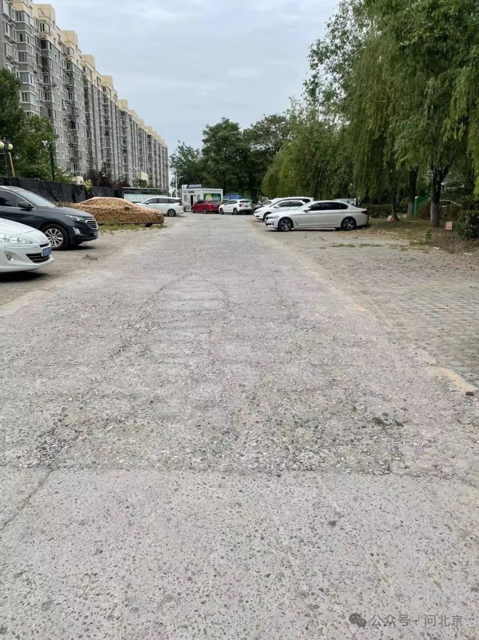 "那条搓板路,就像月球表面一样"