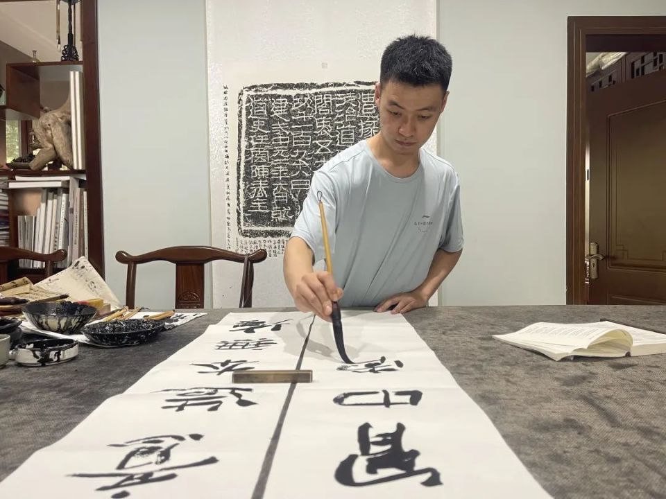 乐山有个"90后",让笔墨随时代变化,使书法充满朝气