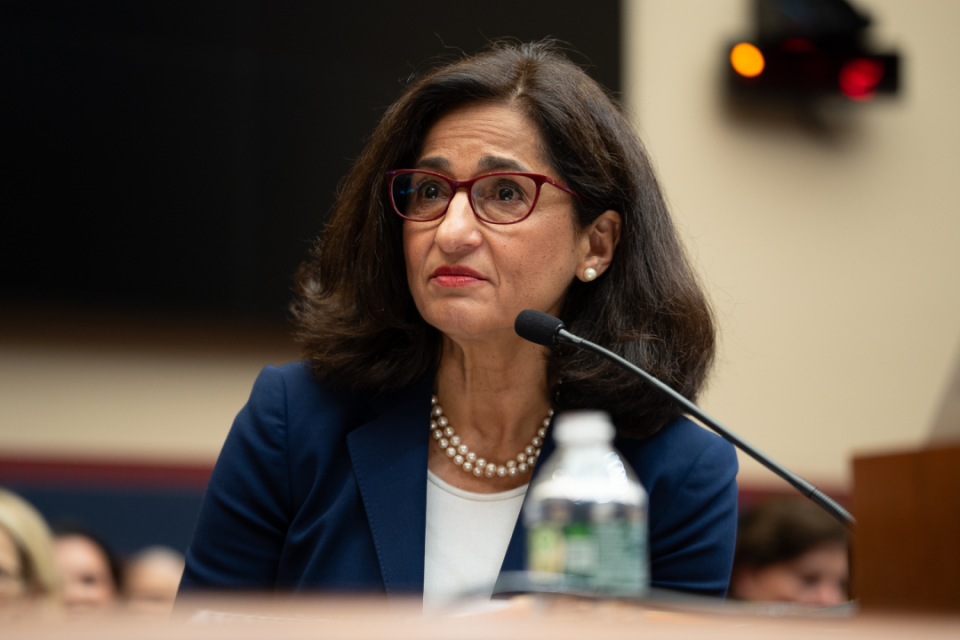 学生抗议失控:哥大校长宣布停止线下上课