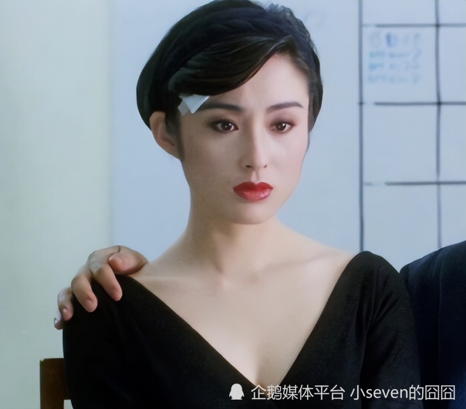 56岁女神张敏近照曝光,老了身材暴瘦干瘪,被采访时笑得很开心