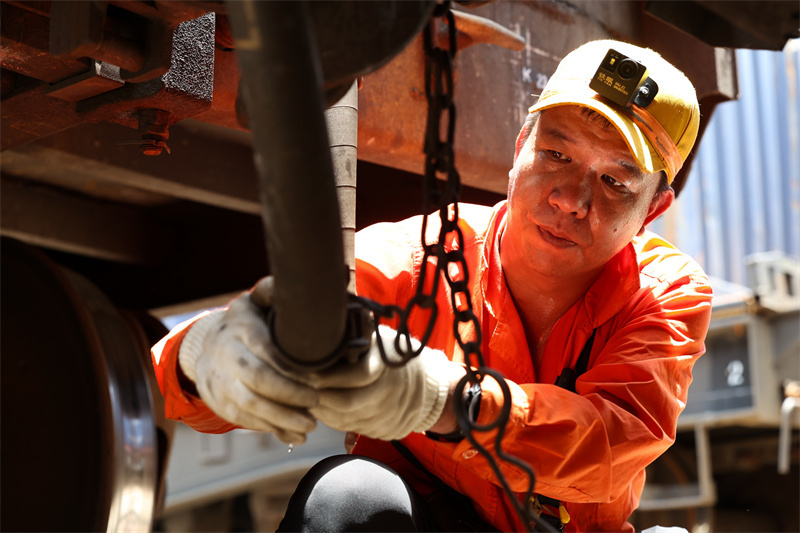 骄阳不惧炎值正当铁路调车员酷暑下列车安全汗卫者