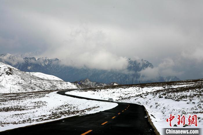 初春青海拉脊山雪后童话宛如仙境