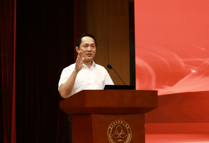 新学期,刚刚被评为全国教育育人楷模的杭二中校长蔡小雄建议同学们