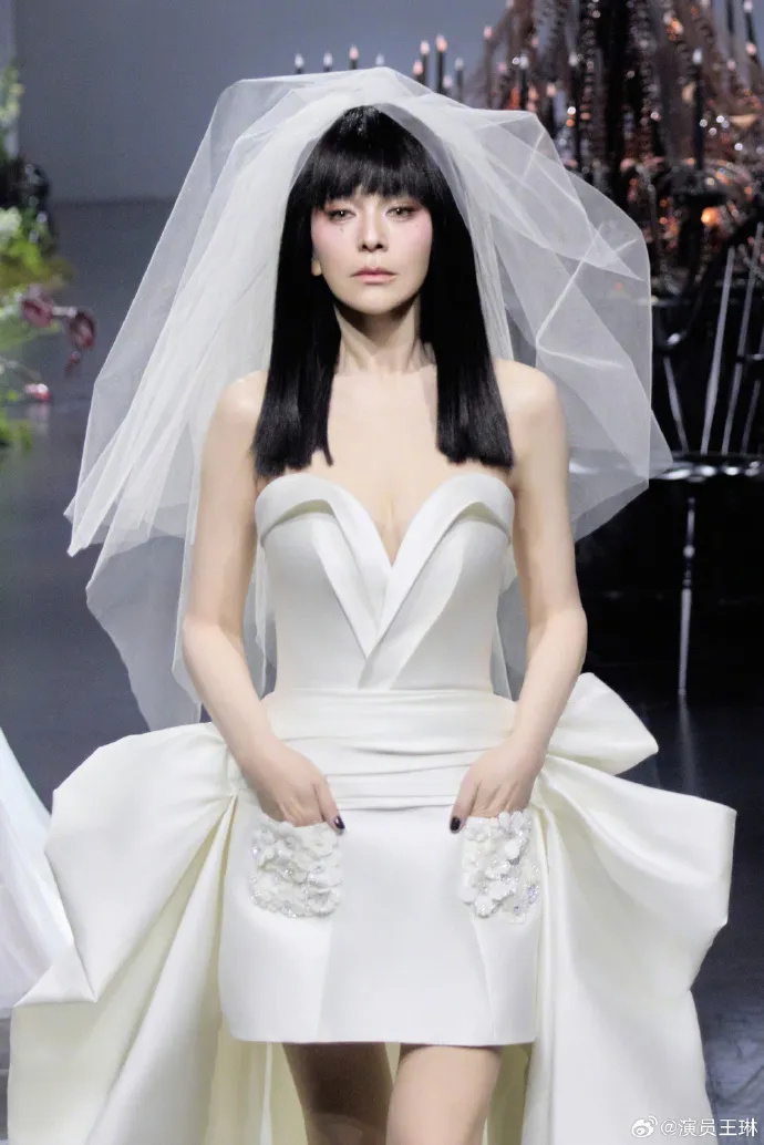 惊艳全场！54岁上海演员王琳晒婚纱照！网友：以前叫她雪姨，现在她叫我姨