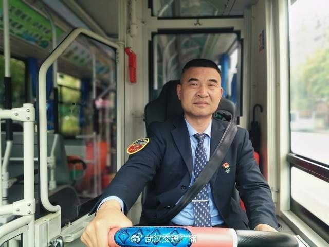 武汉这些公交司机开始"挂牌"服务_腾讯新闻