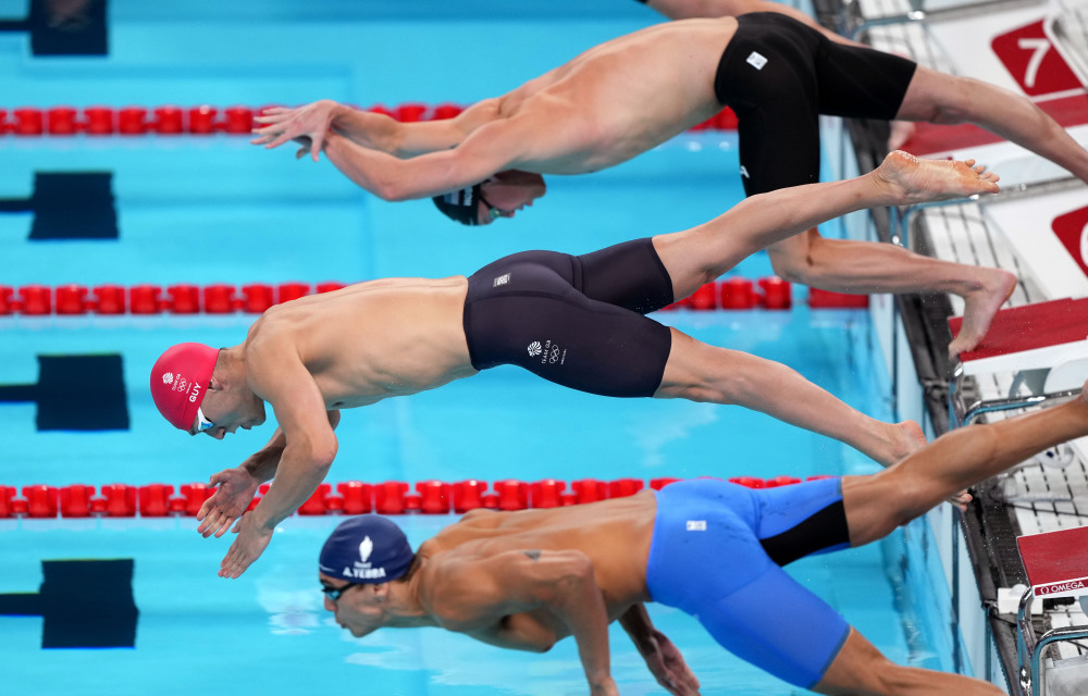 7月30日,英国队选手盖伊(中)在比赛中入水.