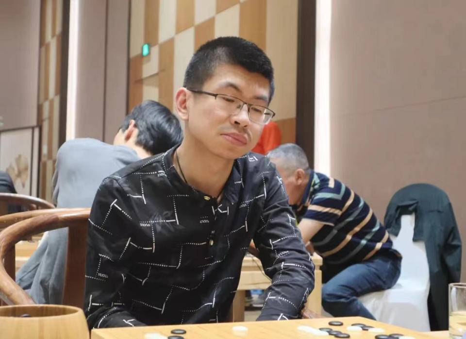 范廷钰范廷钰vs时越卫冕冠军也不是好欺负的,深圳随后开始反击.