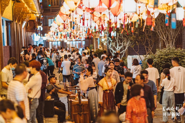 普洱市茶马古城近年来,官渡古镇持续丰富夜间文旅场景,在夜市片区的