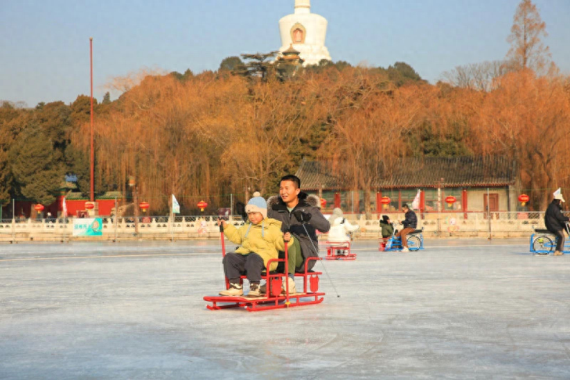 滑冰飛碟元旦假期北京公園冰雪項目受歡迎