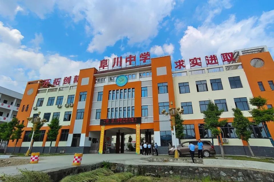 向昱州是中国铁路西安局集团有限公司派驻勉县阜川中学的支教老师.