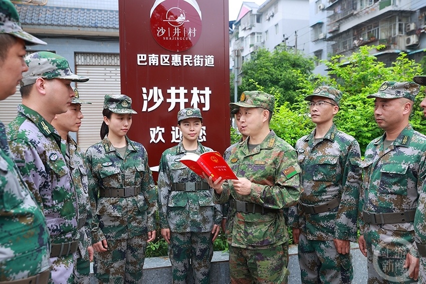 法治教育进军营普法宣传暖军心
