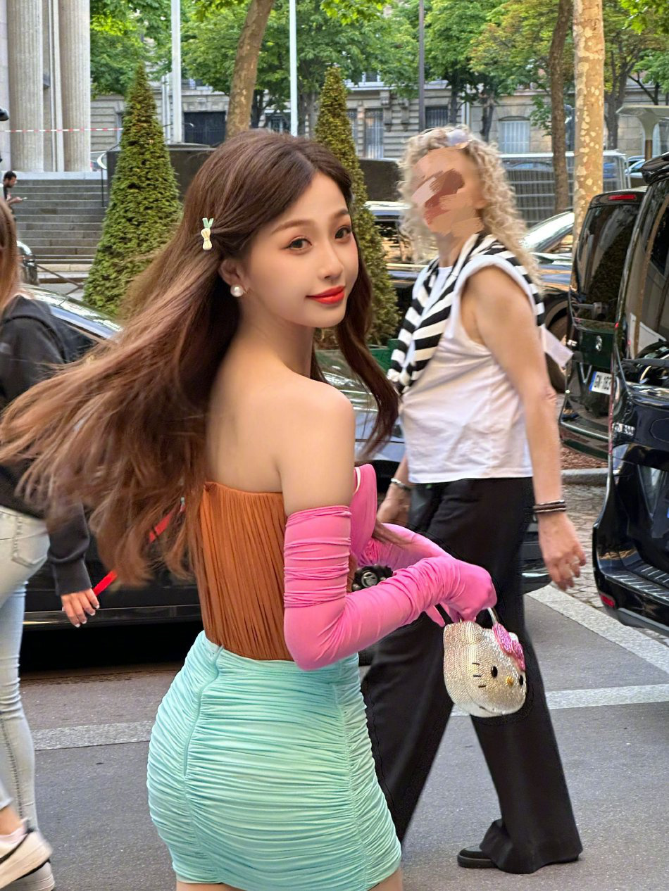 这回很难抄虞书欣分享法国随拍撞色穿搭元气足
