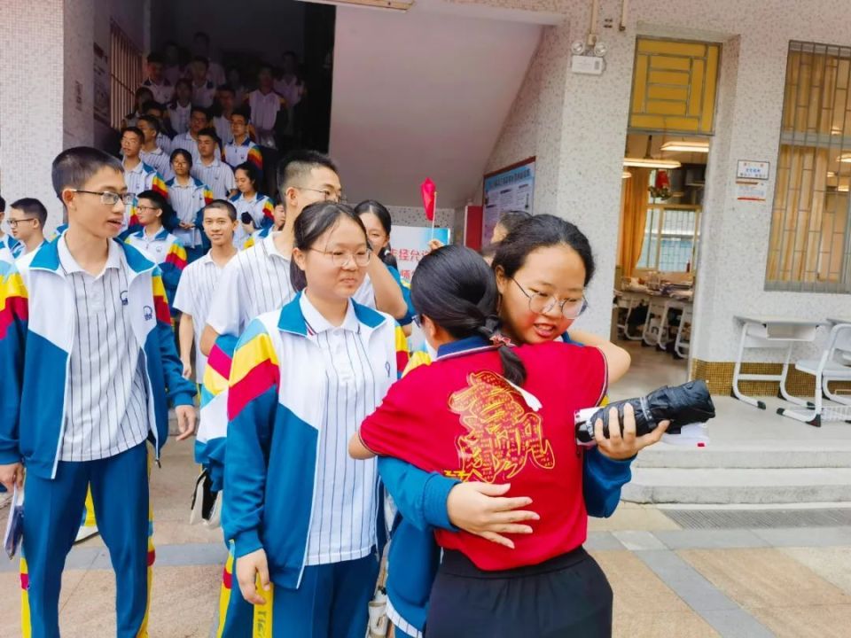2024年广东高考作文题出炉!多图直击江门考场外的一幕幕