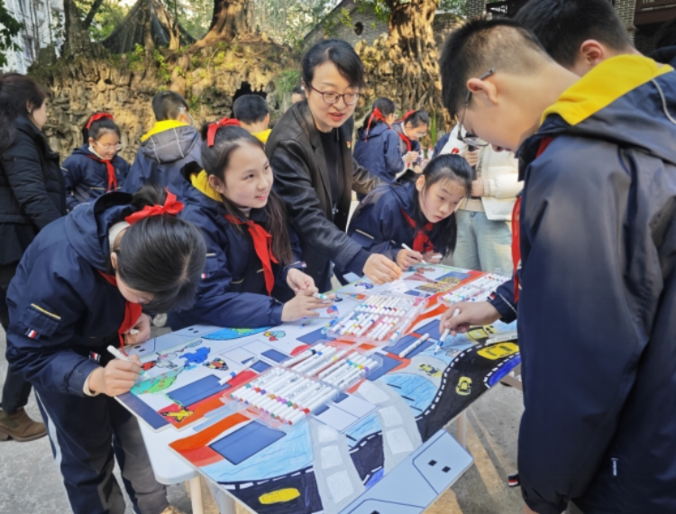 走进“老马工作室”、乘坐“时代楷模”专列……33名孩子用画笔致敬榜样力量