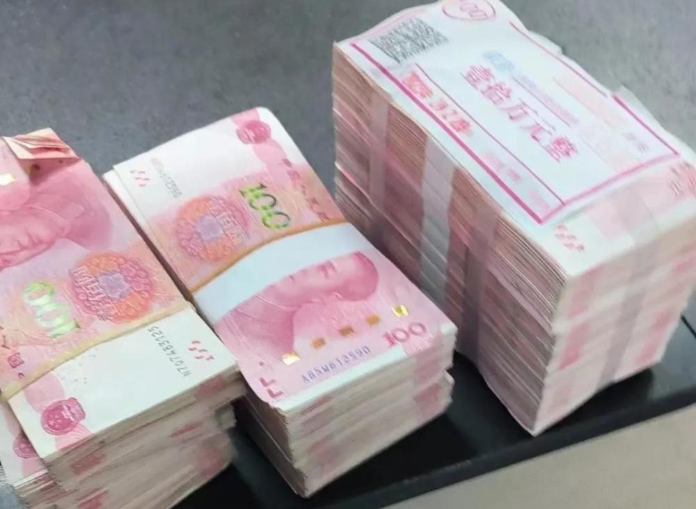 20万现金遗落出租车的哥赶到派出所报警2小时后物归原主