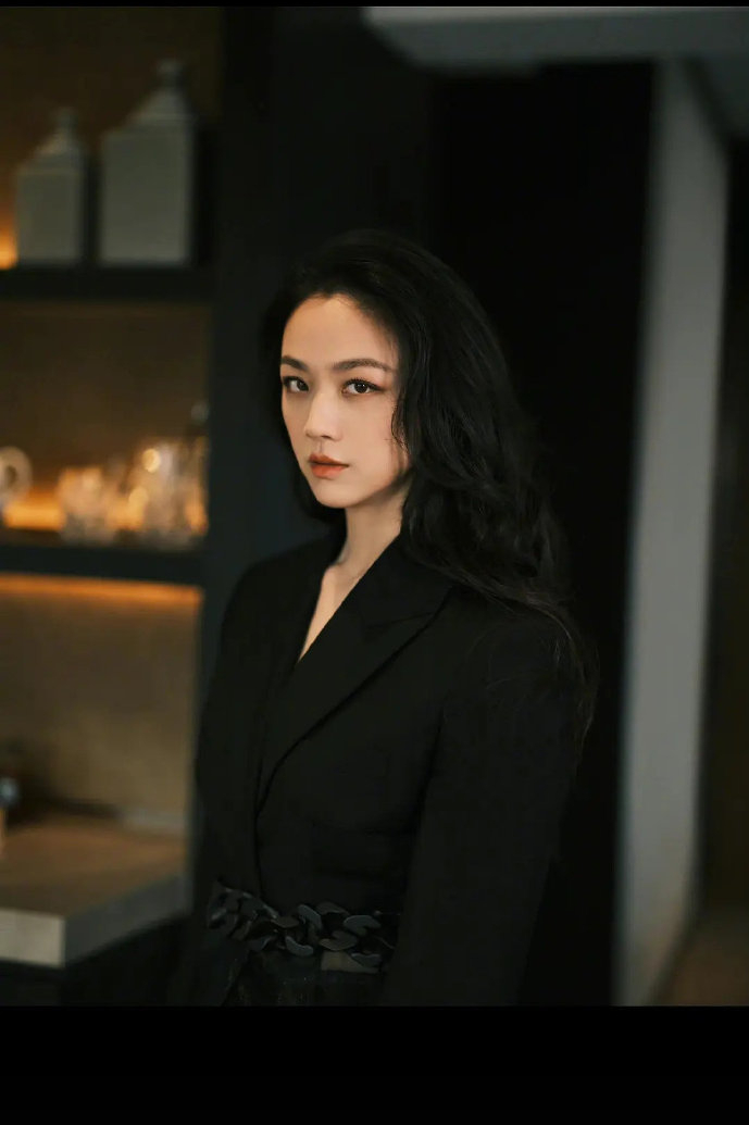 44岁汤唯担任奥运火炬手,一袭白色套装宛若少女!越看越有味道了