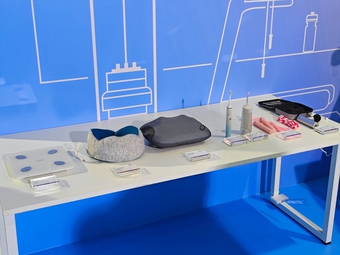 智能健康方面,联想带来了包含智能体脂秤mini e2,智能颈部按摩器n10