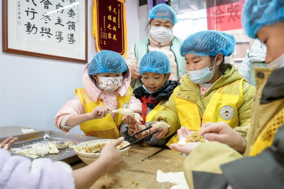 冬至饺子宴开席喽！武昌户部巷为环卫工人送上爱心饺子