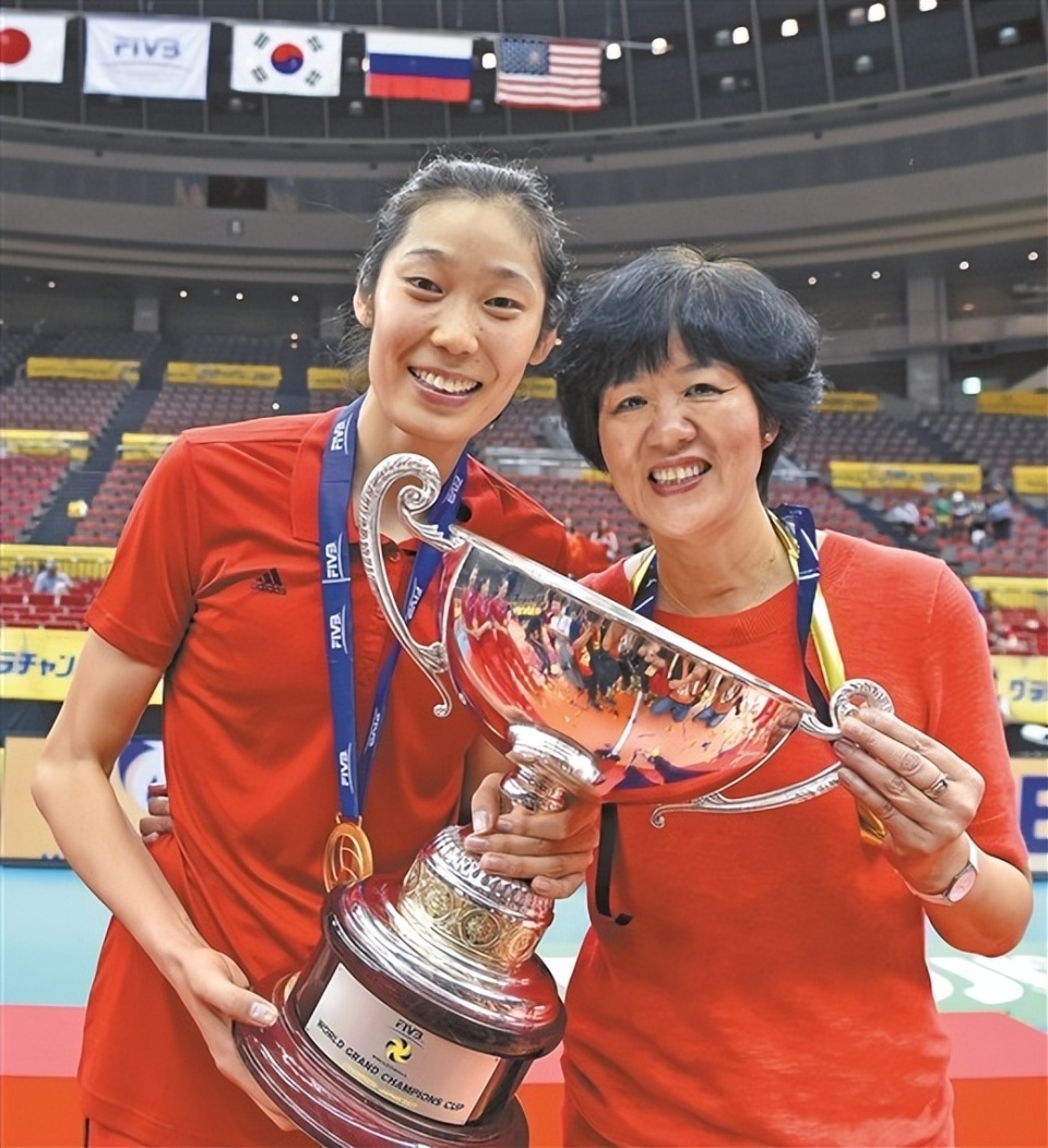 唏嘘朱婷深夜官宣回归中国女排被网暴遭遇低谷一度提出退役申请