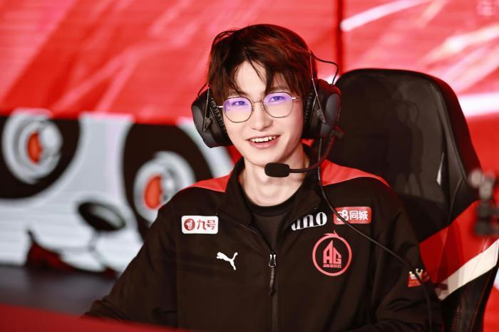 2019年,成都ag超玩会收购了ba黑凤梨的kpl席位,从此一诺的id前缀变成