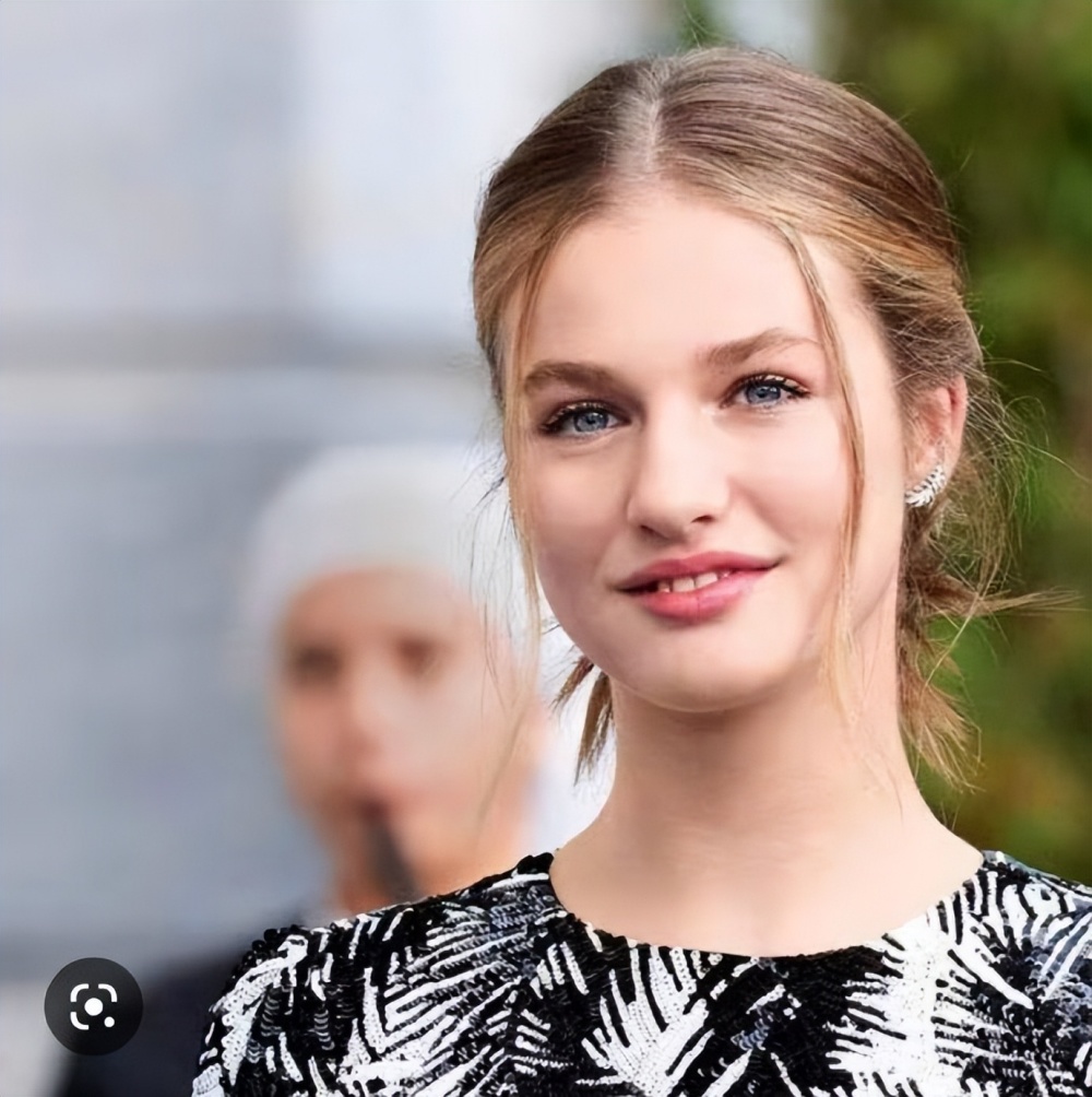 西班牙驸马爷17岁美貌公主倾慕加维国王莅临更衣室替女儿要球衣