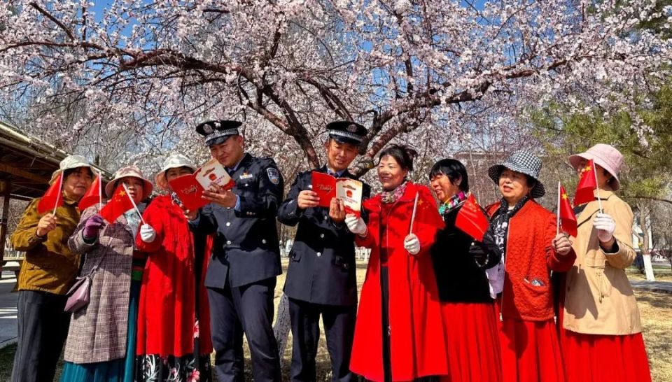 4月3日,新和县公安局渭干派出所组织民辅警成立"宪法宣讲小分队"深入