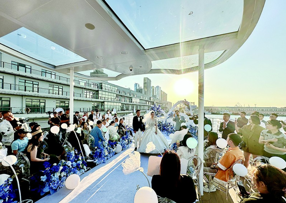 嘉宾齐聚婚礼秀,并参与海鲜自助品鉴会.