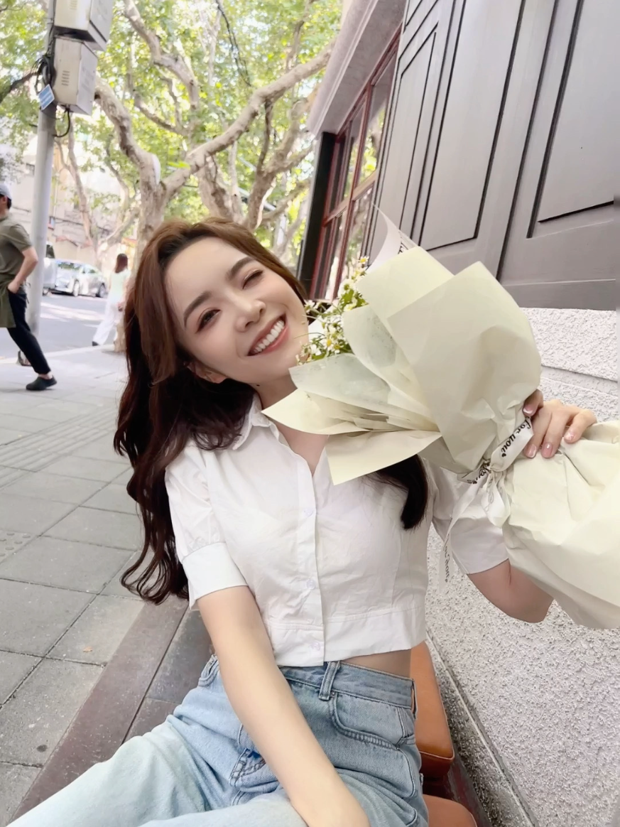 lpl老婆余霜捧花拍照大赞泽元拍得好