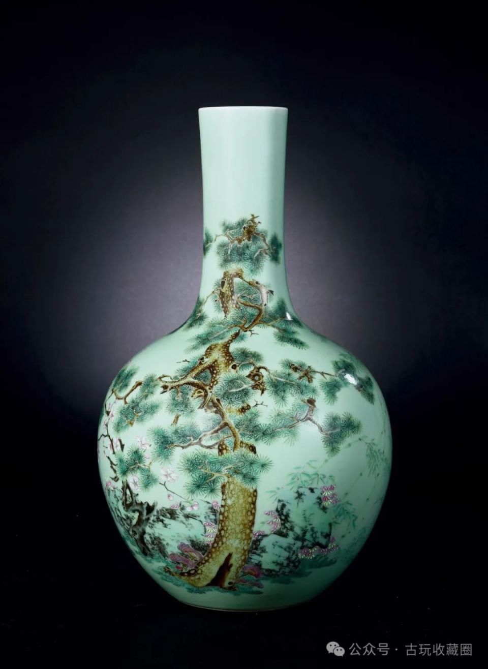 清乾隆唐英风格粉青地粉彩岁寒三友天球瓶-腾讯新闻