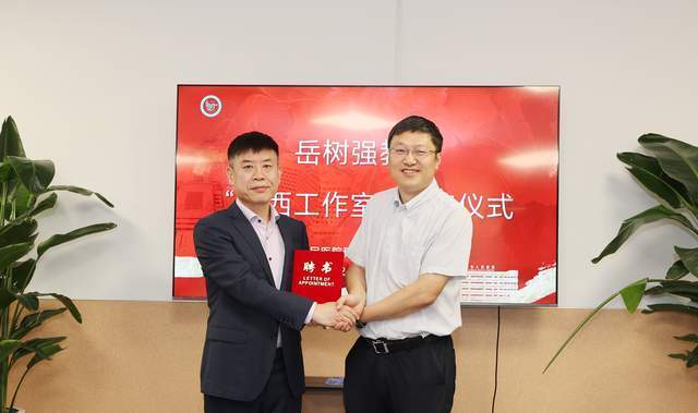 仪式上,张瑞平代表医院对岳树强教授的到来表示热烈欢迎,并就医院及