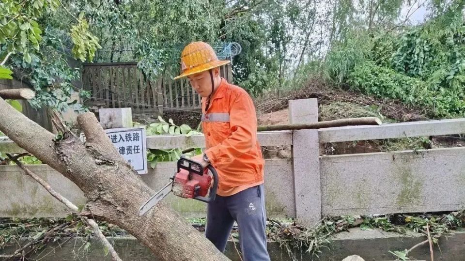 为出生40天的婴儿空投奶粉……这些年轻飞行员只想在日落前多飞几趟！_腾讯新闻