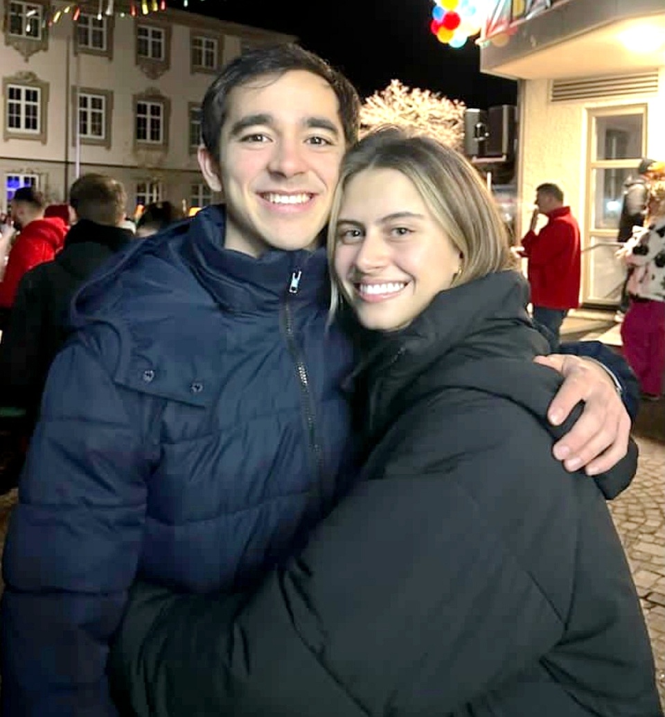 春风得意!爆冷击败国乒名将后他搂着美女队友庆祝,事业爱情双丰收