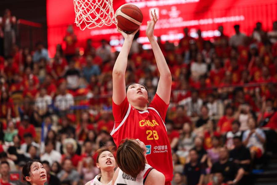 身高2.26米和姚明一样！中国女篮18岁小将张子宇热身赛表现惊艳！_腾讯新闻