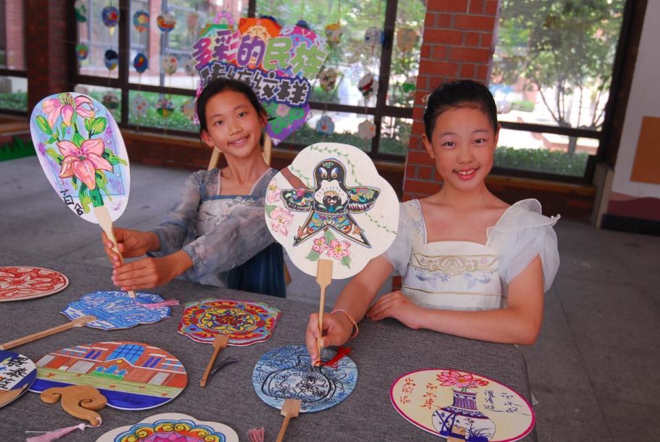 山东即墨:多彩实践课 巧手绘扇面