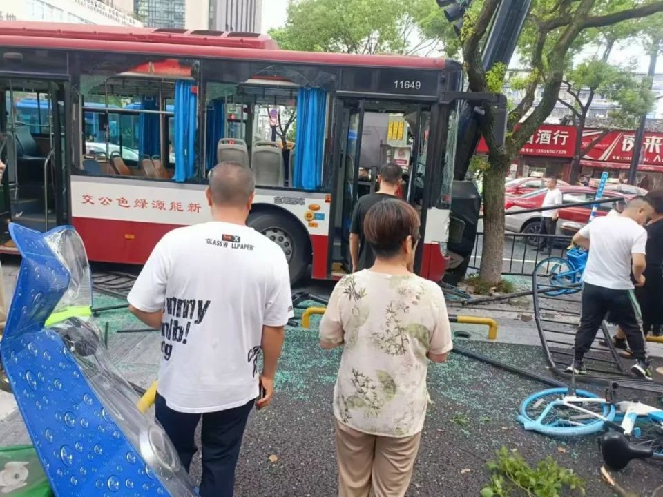 温州公交车惨烈车祸!十几人受伤