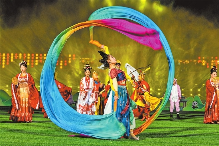 河南五龙山景区推出的飞天乐舞表演,吸引众多游客观赏.