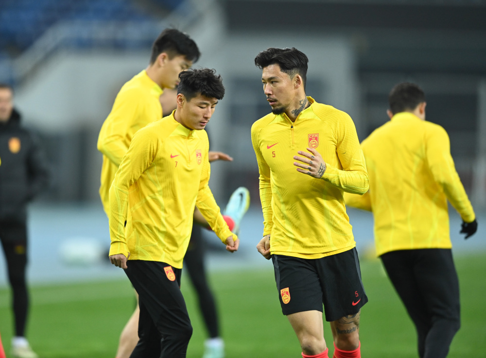 足球世预赛中国队进行赛前训练