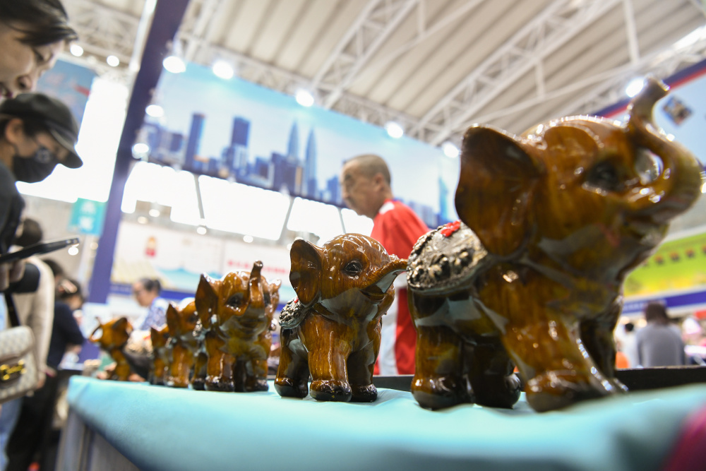 新华全媒 丨多国工艺品"扮靓"中俄博览会