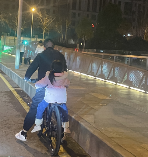 长沙小女孩拒绝乘车,在爸爸自行车后座开心大笑,引发网友回忆杀_腾讯